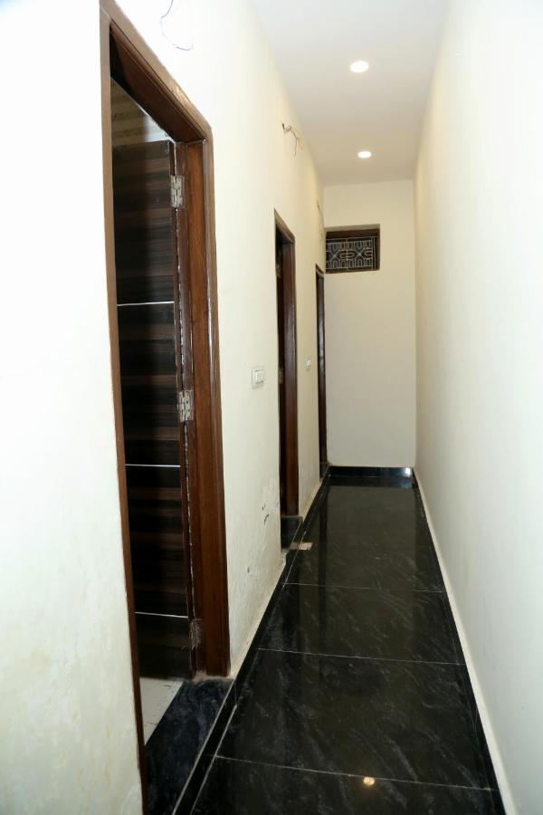 The Charlie'S Hostel New Delhi Exterior photo