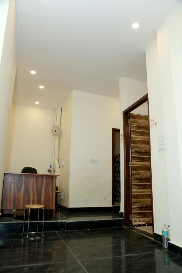 The Charlie'S Hostel New Delhi Exterior photo